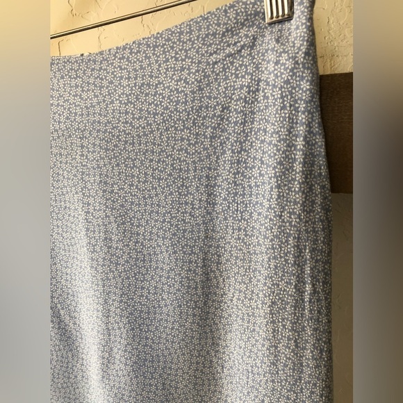 Brandy Melville|Ditsy floral pastel chalk blue mini skirt in silky satin style, - Picture 7 of 10